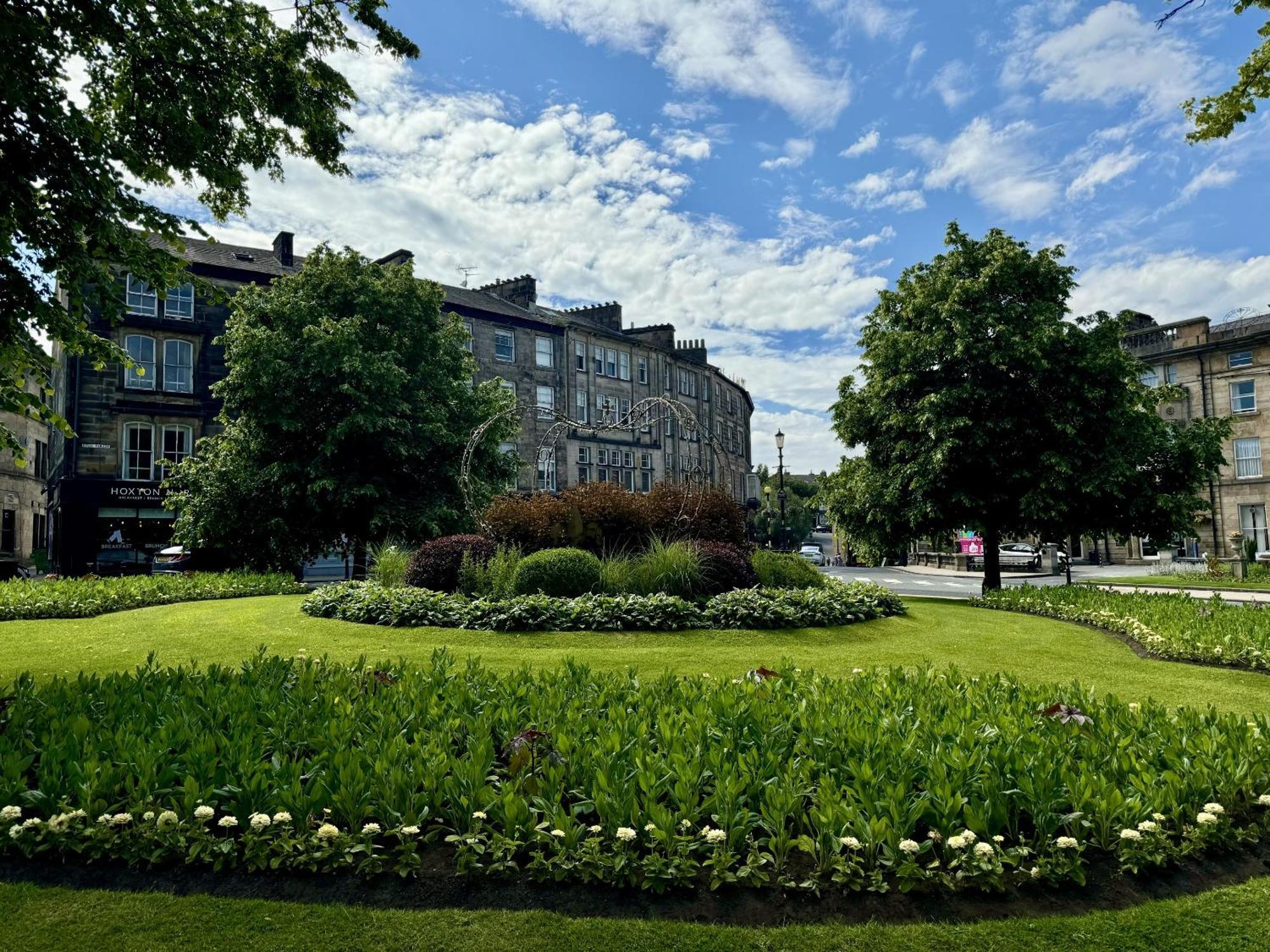 The Yorkshire Crown - Luxury Apartment - Free Parking Nearby Harrogate Eksteriør bilde